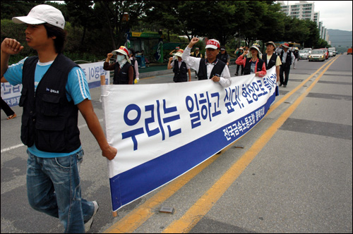 찌는 듯한 무더위속에서도 콜텍노동자들의 생존권 사수를 위한 싸움은 계속됐다. 